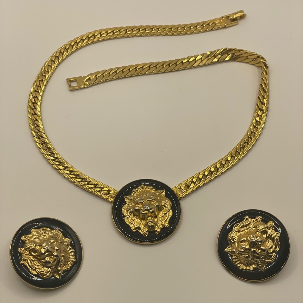 Beautiful VNTG E.R.S’ Lion Head Medallion with Clip Earrings